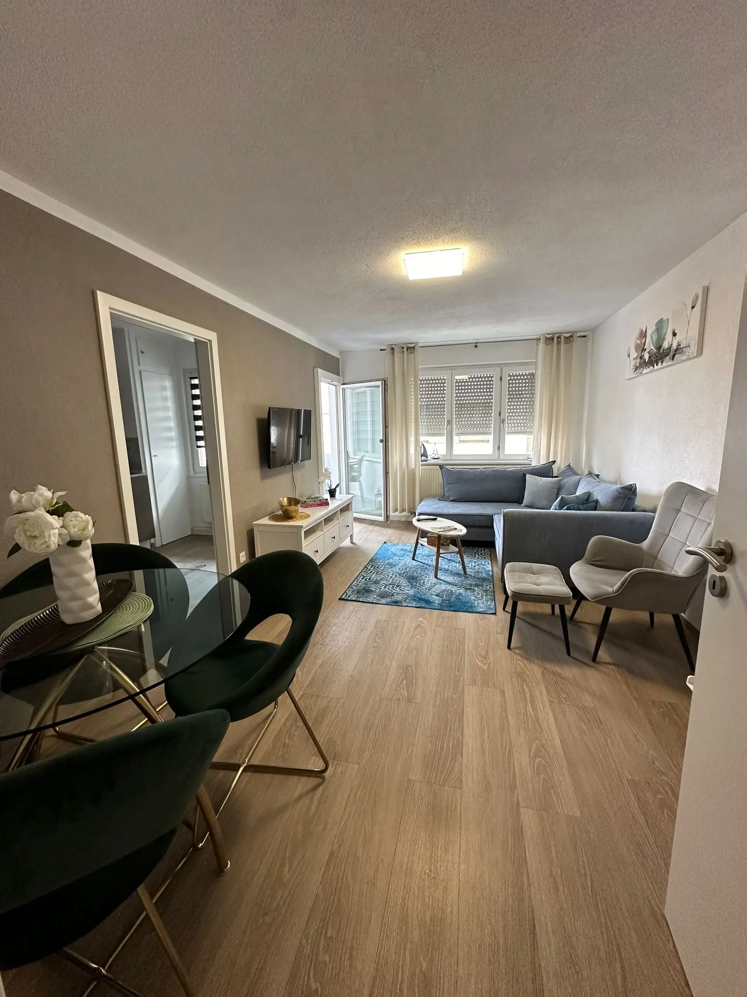 Modernes Badezimmer der Ferienwohnung Ella mit Dusche und WC