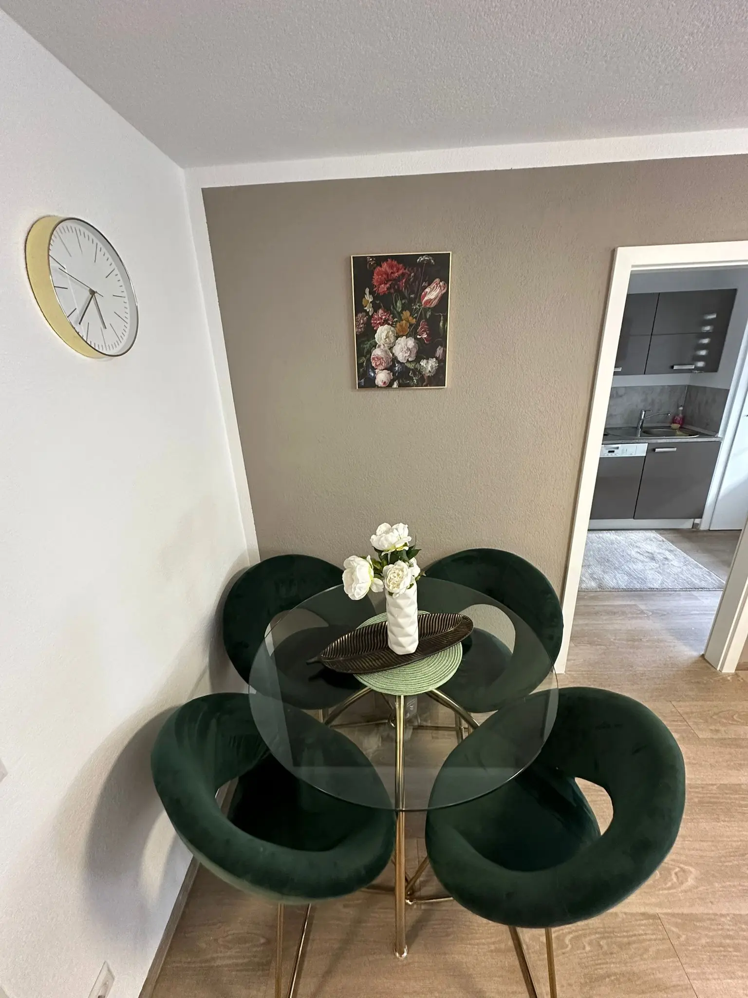 Komfortabler Arbeitsplatz mit Schreibtisch in der Ferienwohnung Ella